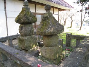 斜め左後方から見た小笠原長清のお墓