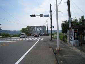 東方向から見た大井川橋、信号を右折します