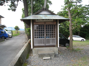 正面から眺めた大井川地蔵堂