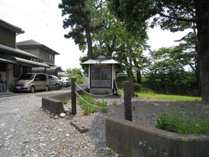 大井川公園の南西の隅に地蔵堂がある