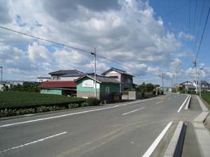 南東方向から見た戸田宅、手前の建物前の道路わきにいぼとり地蔵