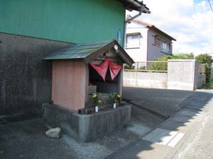 向って左前方から見たいぼとり地蔵