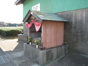 向って右前方から見たいぼとり地蔵