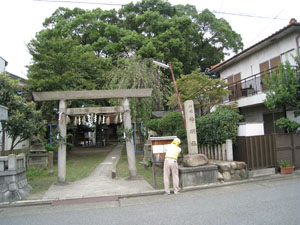 神明社正門の鳥居と村社神明社の石碑