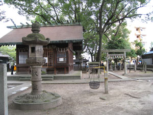 向かって神明社社殿の右側に西宮社