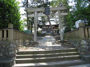 瀬織戸神社正門、鳥居右横に説明板