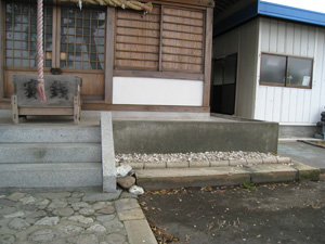 社前に向って右前の沢山の石
