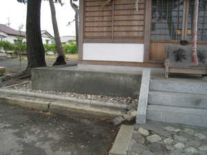 社前に向かって左前の沢山の石