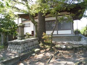 向かって左から見た神社、手前に庚申塔