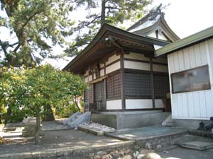 向かって右から見た神社