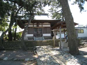 正面から見た神社、右手前に手水舎