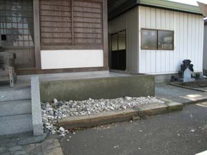 神社前の沢山の白石
