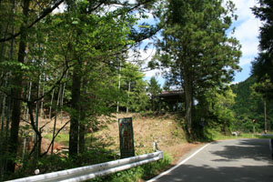 県道189号線の北側に地蔵堂