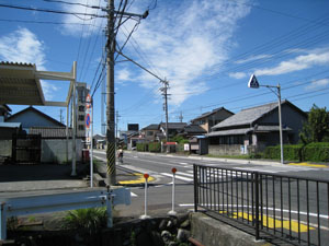 手前が蜆川の橋、中央赤い屋根が地蔵堂