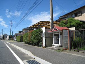 向かって右方向から見たいぼとり地蔵堂