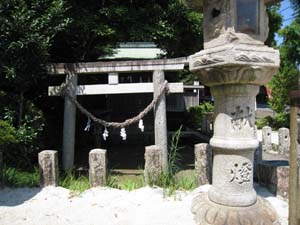 正面から見た神社の鳥居と石灯籠
