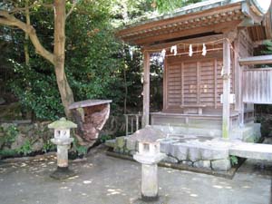 堀に囲まれた水分神社の社殿