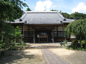 山門から入った正面に御本堂