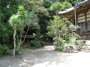 御本堂の向かって左隣にほとけ長屋