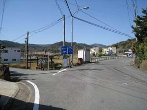 県道18号線、神谷の湯舟口バス停で左折して修善寺奥の院方向へ向う