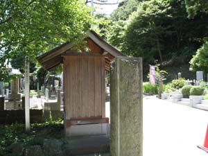 門柱のすぐ左側にいぼとり地蔵の地蔵堂