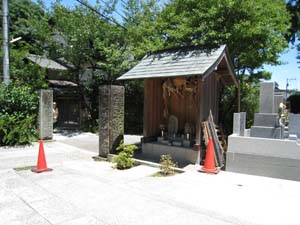 向って右前から眺めた地蔵堂