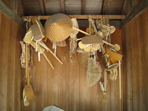 地蔵堂に供えられたわらじやかさなど