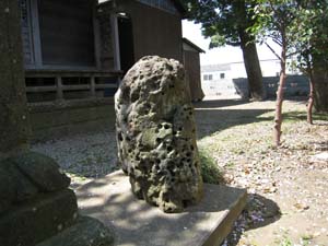 北東方向から眺めたいぼとり石