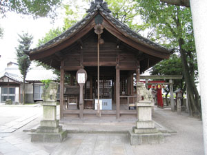 大きなしゃもじの左横に西宮神社の小さなお社