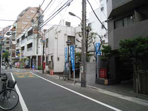 南側から見た大原不動尊と豊町交番