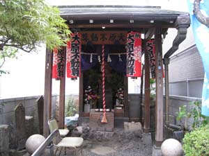 正面から眺めた大原不動尊堂