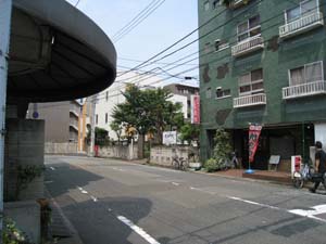 信号機を右折すると左側に微妙庵