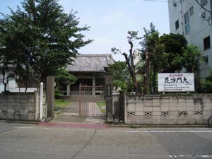 正門からの眺めた微妙庵のご本堂