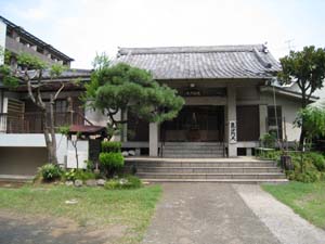 本堂の向かって左手前に小さなお堂