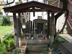 正面から眺めた小さなお堂