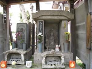 向って右側の石祠がイボとり観音