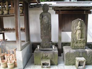 中央の石像がいぼ地蔵