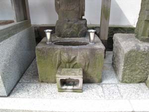 地蔵の下半身と台座