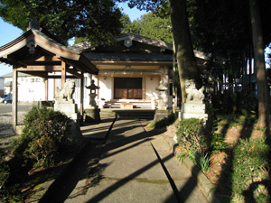 傘木神社本殿、本殿向かって右に傘木公民館