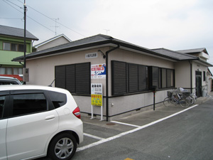 公民館に向って左方向からみた公民館