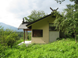 南方向から見た烏明神の社殿