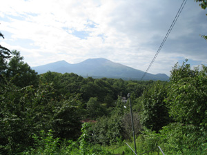 社殿前から眺めた浅間山