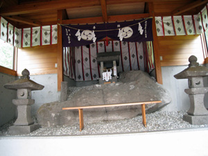 烏明神社殿内部、中央に磐座と石祠