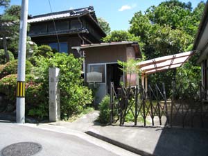 向って西方から見た無相庵の地蔵堂