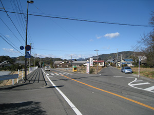 萬松園と柑康園の看板のある分かれ道