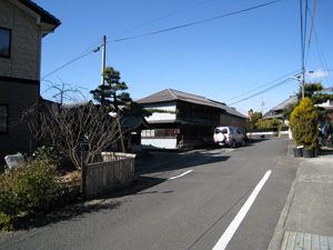 南方向から眺めた大松の地蔵さんの地蔵堂