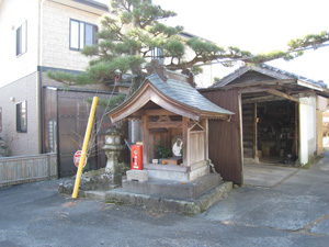地蔵堂の左後方に立派な松の木