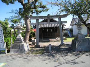 雷三神社の鳥居と社殿