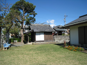南方から眺めた雷三神社