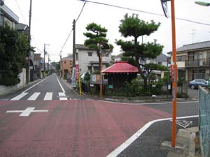 十字路の北側から眺めたいぼとり地蔵堂